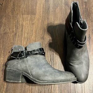 JollyPop size 9 gray buckle booties
